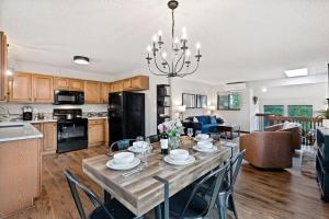 Cucina o angolo cottura di The Horsetooth Stoop - Biking, Boating & Sunsets