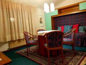 Habitación con mesa, sillas y cama en Alla Posta Guest House, en Garna dʼAlpago