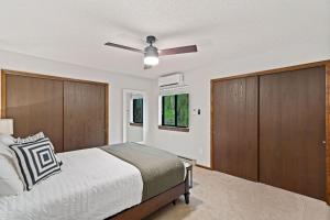 Letto o letti in una camera di The Horsetooth Stoop - Biking, Boating & Sunsets