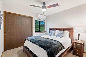 Letto o letti in una camera di The Horsetooth Stoop - Biking, Boating & Sunsets