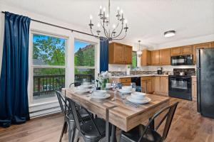 Cucina o angolo cottura di The Horsetooth Stoop - Biking, Boating & Sunsets