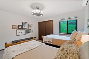 Letto o letti in una camera di The Horsetooth Stoop - Biking, Boating & Sunsets
