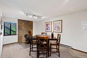 Area soggiorno di The Horsetooth Stoop - Biking, Boating & Sunsets