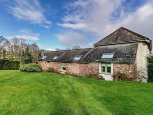 an old brick house with a green yard at 3 bed in Okehampton 49513 in Sampford Courtenay