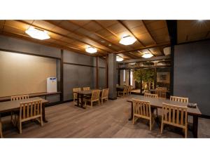 Taiheian - Vacation STAY 57423v في Sakai: قاعة اجتماعات مع طاولات وكراسي وطاولة بيضاء