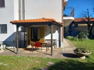 patio ze stołem i krzesłami pod dachem w obiekcie la casa di sotto w mieście Alpignano