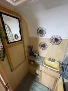 baño pequeño con lavabo y ventana en Ciudad Rodante La Fortuna , ave 309, en Fortuna