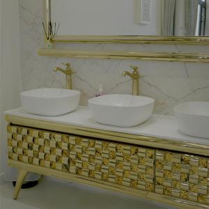 uma casa de banho com 2 lavatórios num balcão com um espelho em Lura Chalet em Barka