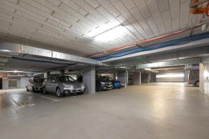eine leere Parkgarage mit PKW in der Garage in der Unterkunft Grunwaldzka 12 D13 - Easy-Rent Apartments 50m od plaży in Pobierowo