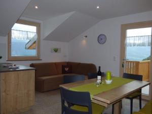 ein Wohnzimmer mit einem Tisch und einem Sofa in der Unterkunft Appartement in Altenburg mit Terrasse und wunderbarem Ausblick in die Südtiroler Bergwelt in Castelvecchio