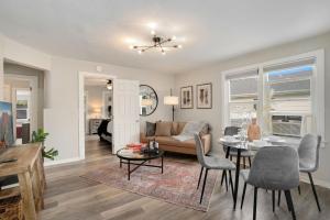 un salon avec une table et un canapé dans l'établissement Charming Old Town Bungalow with Free Cruiser Bikes, à Fort Collins