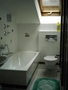 奧伯斯特多夫的住宿－Wohnung Haus AlphornB Nr 15 mit Balkon und Tiefgarage in Oberstdorf-Tiefenbach，浴室配有白色浴缸和卫生间。