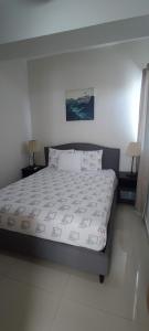 1 cama grande en un dormitorio con 2 lámparas en Boca del Mar Residence, Boca Chica en Boca Chica