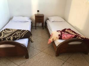 twee bedden naast elkaar in een kamer bij Oceana surf house in Imsouane