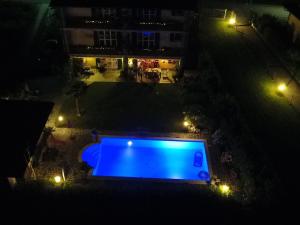 an overhead view of a swimming pool at night at Großzügiges Ferienhaus mit hohem Komfort auf Gartengrundstück mit Pool fast direkt am See in Colico