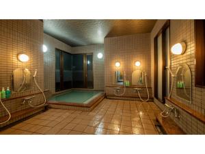 ein Badezimmer mit einer Dusche und einer Badewanne mit Spiegeln in der Unterkunft Taiheian - Vacation STAY 57319v in Sakai