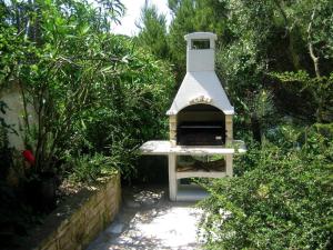 Hay un horno al aire libre en un jardín. en Ferienwohnung in Banjole mit Terrasse, Whirlpool und Garten en Banjole