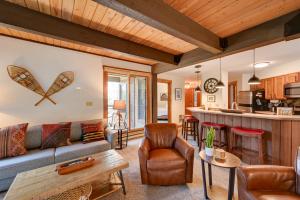 Köök või kööginurk majutusasutuses Upscale Condo with Balcony Less Than half Mi to Ski Resort