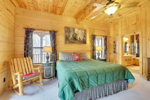Ένα ή περισσότερα κρεβάτια σε δωμάτιο στο Spacious and Secluded Cabin 25 Mi to Bentonville!