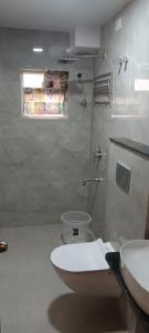 W łazience znajduje się toaleta, umywalka i prysznic. w obiekcie Hotel Reliance w mieście kolkata