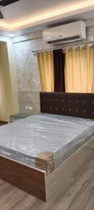 duże łóżko w pokoju z zasłonami w obiekcie Hotel Reliance w mieście kolkata