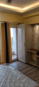 sypialnia z łóżkiem i dużym oknem w obiekcie Hotel Reliance w mieście kolkata