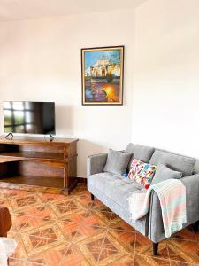 sala de estar con sofá y piano en Casa Balam Bed & Breakfast Boutique, en Ciudad Vieja