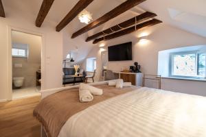 una camera da letto con un letto grande con una TV a parete di Shee-Lu Suite 2 a Dubrovnik