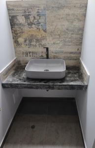 a white sink on a marble counter in a bathroom at Casa sabina aeropuerto plus 1 in Lima