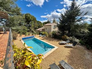 Πισίνα στο ή κοντά στο Maison avec piscine chauffée, centre village