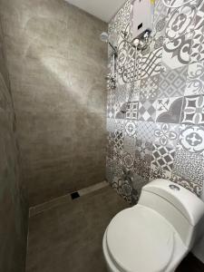 a bathroom with a white toilet in a room at Casa sabina aeropuerto plus 1 in Lima