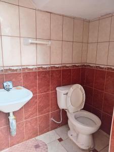 een badkamer met een toilet en een wastafel bij OCALA HOUSE 3.0 in Huánuco