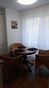 een tafel in een kamer met 2 stoelen en een tafel bij Ferienwohnung für 3 Personen in Bad Saarow, Berlin - b43675 in Bad Saarow