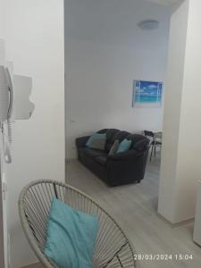 sala de estar con sofá y silla en Casa Fuerte, en Laigueglia
