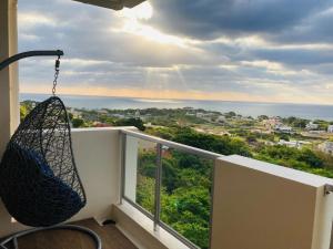 eine Hängematte, die von einem Balkon mit Meerblick hängt in der Unterkunft Condominium Hotel Okinawa Yumeto - Vacation STAY 16527v in Nanjō