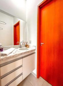 bagno con porta rossa e lavandino di Apto com otima localizacao - Cachoeira Paulista SP a Cachoeira Paulista