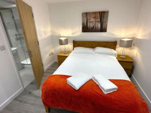 Katil atau katil-katil dalam bilik di Elegant 2-Bed in Central Headington-Modern New Built Retreat- Wi-Fi, Netflix, Top Location