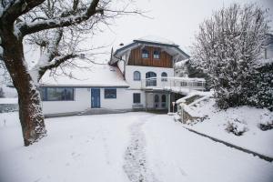 a house with a snow covered driveway in front of it at Ferienwohnung für 2 Personen ca 80 qm in Altreichenau, Bayern Bayerischer Wald in Neureichenau