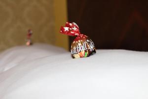 バニャ・ルカにあるMotel Alasのベッドの上に小さなおもちゃが置いてある