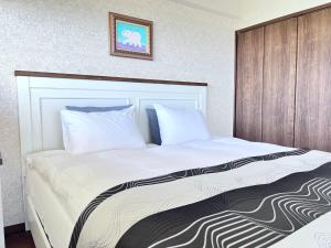 Säng eller sängar i ett rum på Condominium Hotel Okinawa Yumeto - Vacation STAY 17437v
