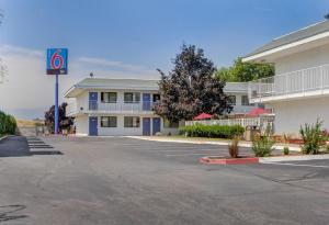 un estacionamiento frente a un edificio en Motel 6-Medford, OR en Medford