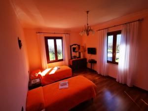 - une chambre avec 2 lits et 2 fenêtres dans l'établissement Il Casale del Sole, à Tossicia