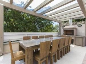 a dining room with a wooden table and chairs at Die komfortable und geräumige Villa liegt in einer ruhigen Gegend, im Touristikstädtchen Premantura, in Pula