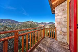 Elle comprend un balcon en bois offrant une vue sur les montagnes. dans l'établissement A Casa di Anna Maria, à Brenzone