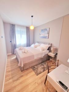 een slaapkamer met een bed, een tafel en een bureau bij Villa Lumino in Murter