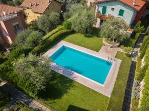 - une vue sur la piscine dans la cour dans l'établissement A Casa di Anna Maria, à Brenzone