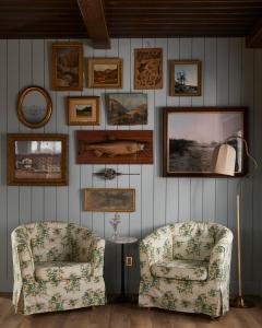 Habitación con 2 sillas y cuadros en la pared en The June Motel, Beaver Valley, 