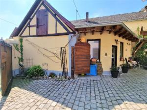 uma casa com uma entrada de tijolos em frente em Wellness-Ferienhaus mit Privat-Spa em Gappenach