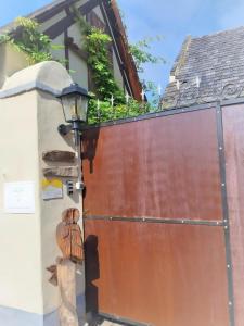 um portão para uma casa com uma porta de madeira em Wellness-Ferienhaus mit Privat-Spa em Gappenach