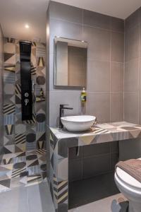アテネにあるAthenian boutique apartmentsの洗面台とトイレ付きのバスルーム +59枚の写真